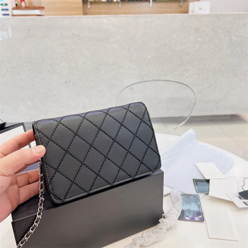 New style fashionable wallet can be slung. There is a change card slot in the single shoulder bag, which is small and practical
