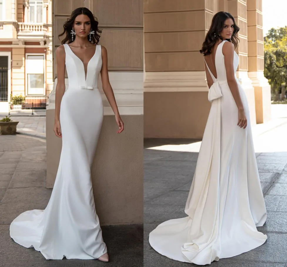 Varm Försäljning Enkel Memaid Bröllopsklänning 2021 med båge Ärmlös V Neck Backless Sweep Train Bridal Gown Vestidos de Novia