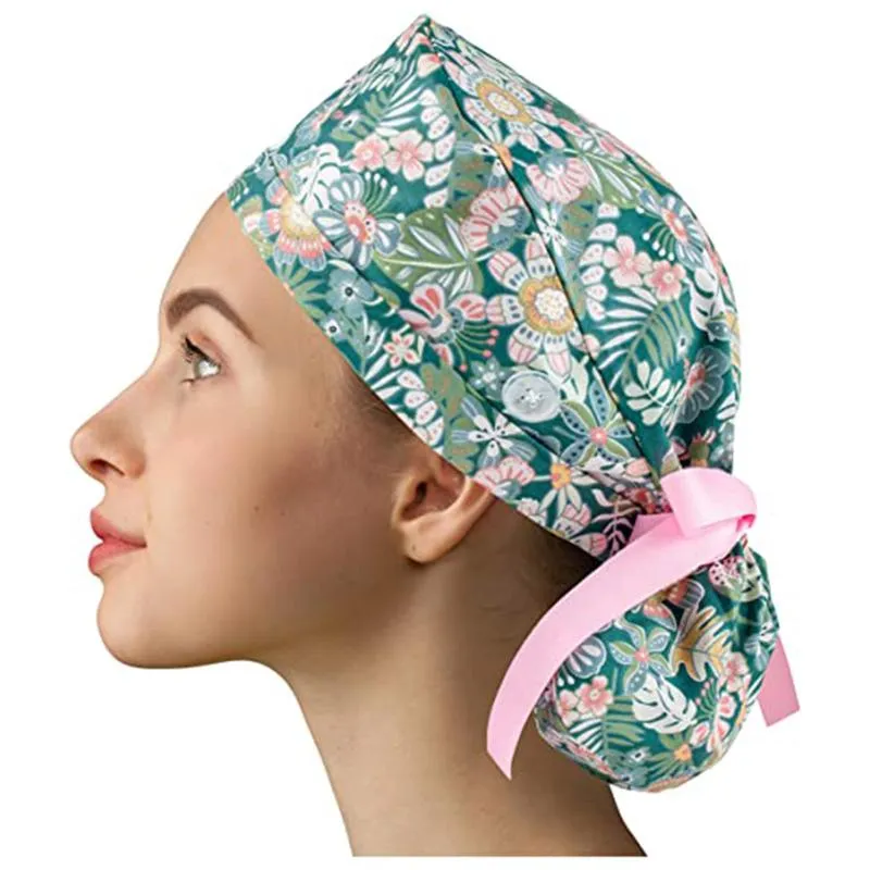 Beanie Skull Caps Women Scrubs med Button Ultra-Thin Breattable Cartoon Printed Justerbara hattar Återanvändbara bouffanttillbehör R2216K