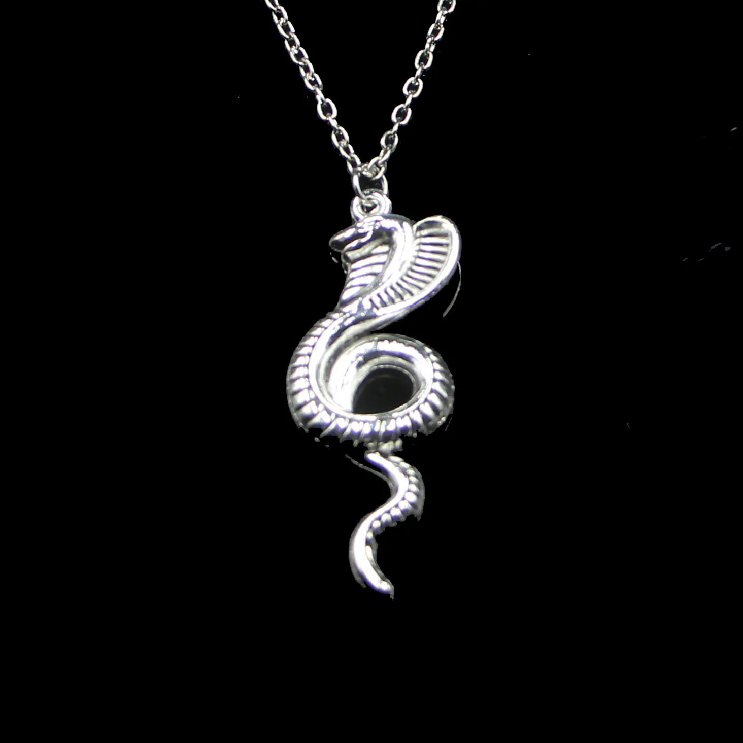 Mode 49 * 19mm King Cobra Snake Pendant Halsband Länkkedja för Kvinna Choker Halsband Kreativ Smycken Party Present