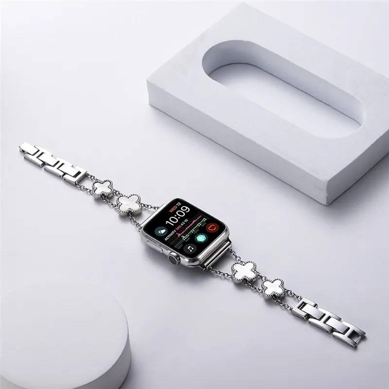 Cinturino per orologio con diamanti a quattro foglie di moda Cinturino in metallo rimovibile per Apple iWatch 7 SE 6/5/4/3 38 40 MM / 42 44 MM Cinturino