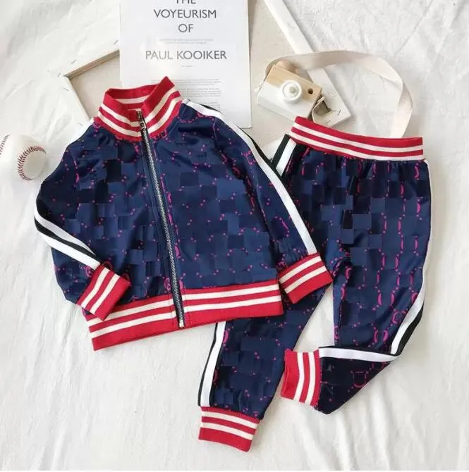 Completi di abbigliamento firmato per bambini Nuove tute con stampa di lusso Giacche con lettere di moda + pantaloni da jogging Felpa stile sportivo casual Abbigliamento per ragazzi