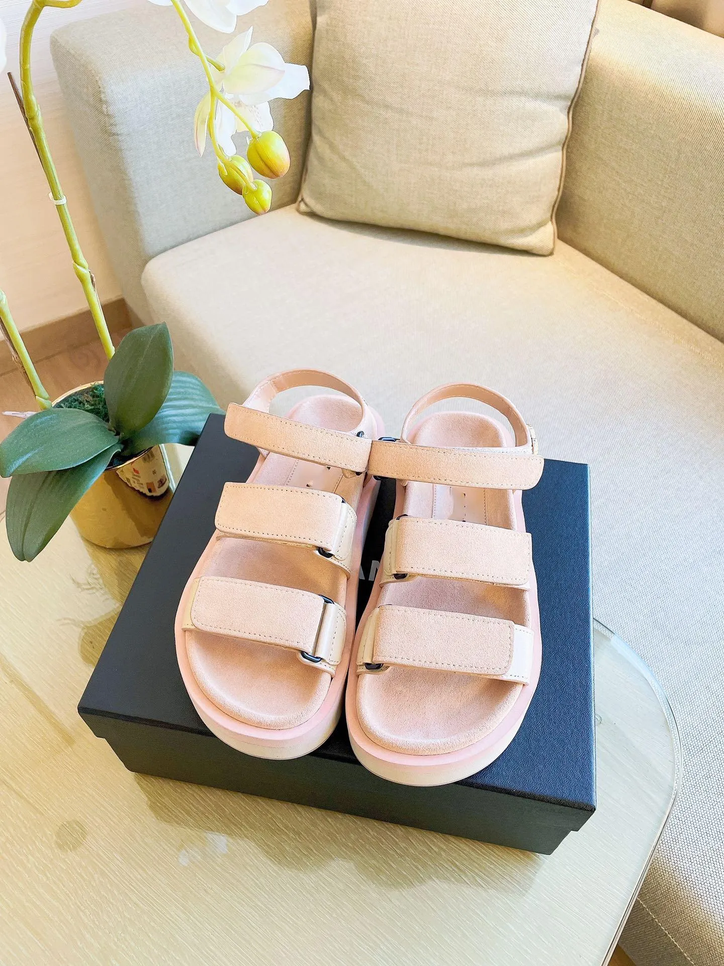 2022 early spring women designers sandals Luxury sandal flat bottom roman shoes pink leather two straps size 35-40