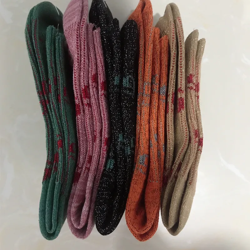 Nieuwe aankomst vrouwen letter sokken mix kleur bling bling letter ademende sokken met stempel hoge kwaliteit groothandel