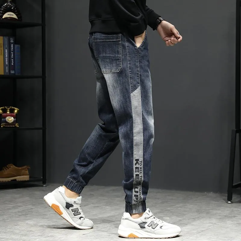 Männer Jeans Entspannte Konische Männer Mode Lose Elastische Taille Kordelzug Seite Gepatchte Buchstaben Design Dunkelblau Casual Hosen PLU284Q