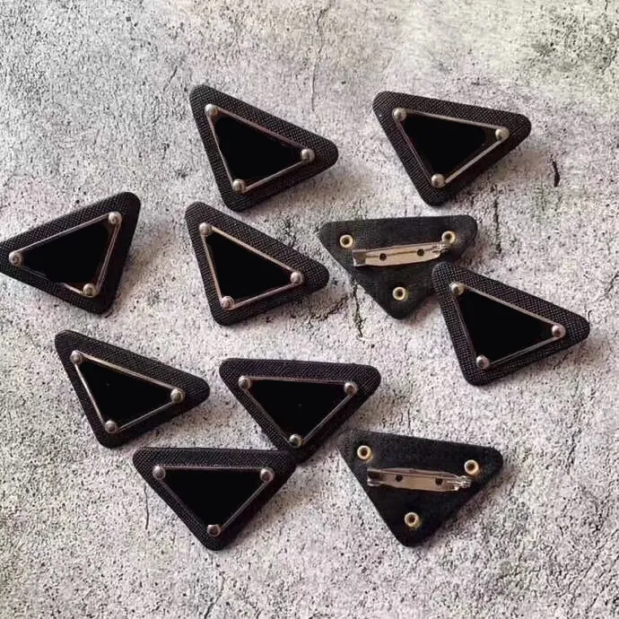 4 colores de metal triángulo letra broche de alta calidad broche joyería para hombres mujer accesorios de moda regalo