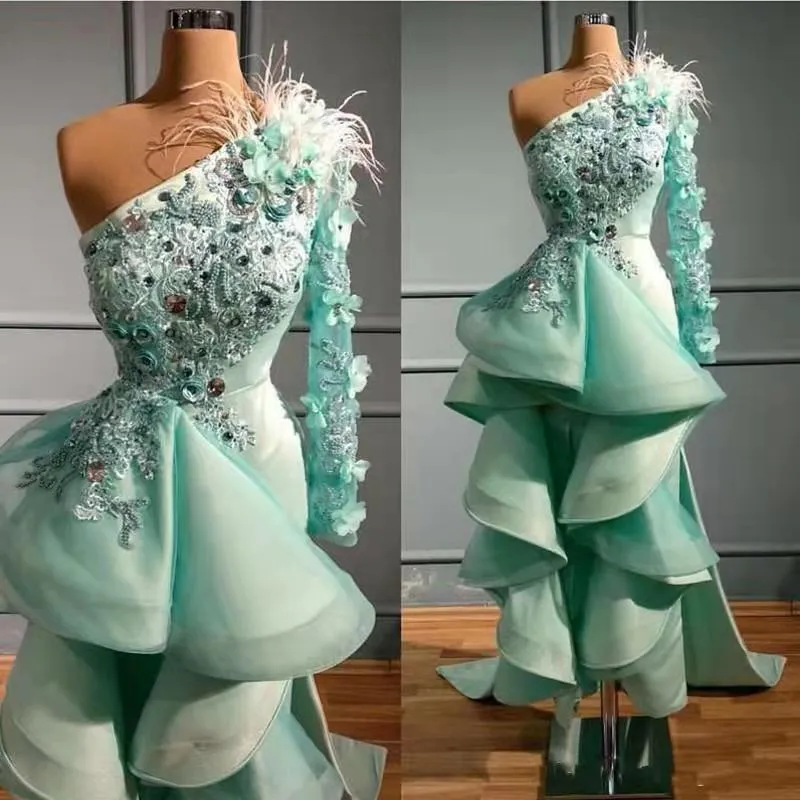 Pretty Mint Green High Low Prom Klänningar 3D Blommig Applique Lace Feather Ruffled Aftonklänningar Kort framsida Långt Tillbaka One Shoulder Special Occasion Klänningar för Kvinnor