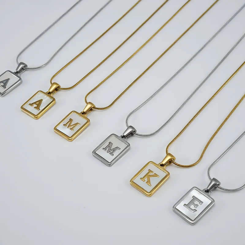 Gold Silber 26 Anfangsbuchstaben A bis Z Alphabet-Anhänger Edelstahl personalisierte Namens-Quadrat-Charme-Halskette mit Kette echte Muschel für verliebte Paare