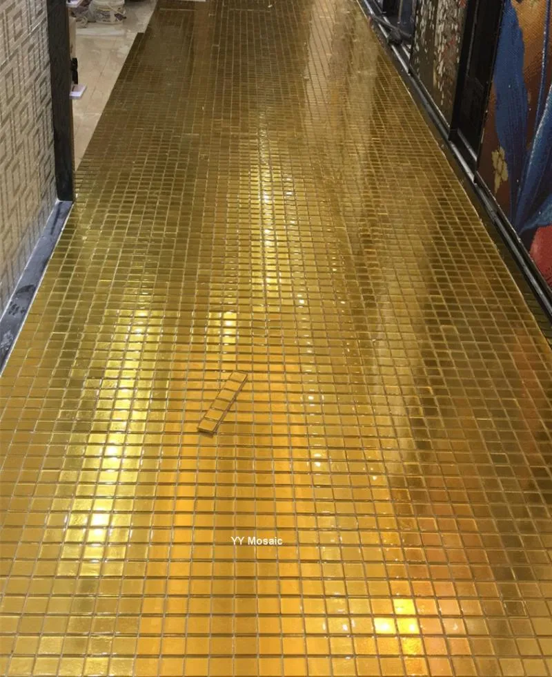 Carte da parati Resistenti agli acidi e agli alcali imitano le tessere di mosaico in vetro con lamina d'oro per il soffitto dell'autoadesivo della copertura della parete del bagno della piscina del tempio reale