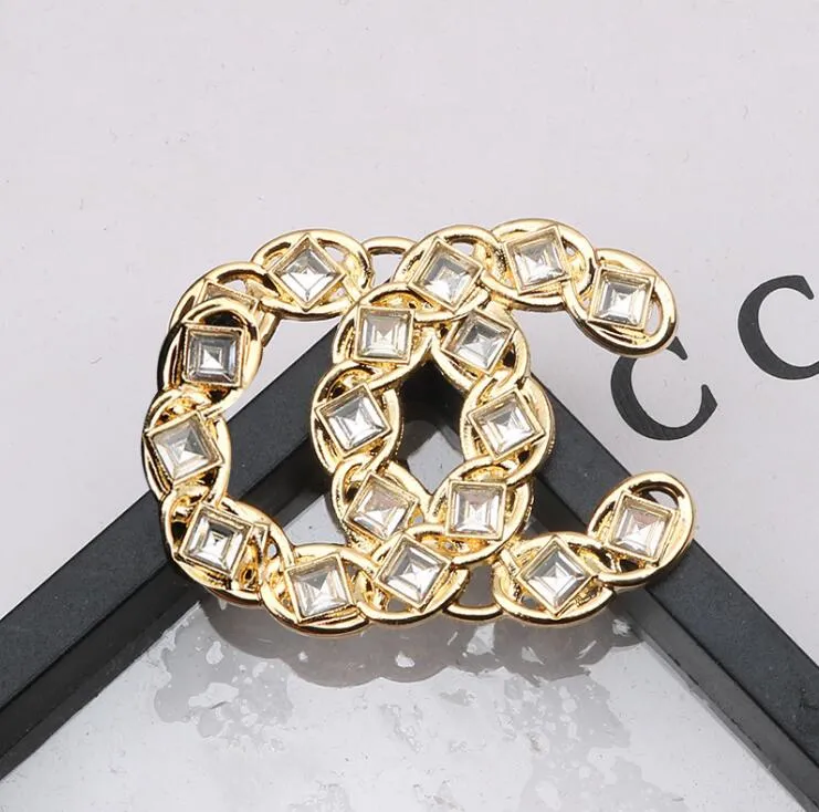 Fashion Design Brand Double Letter Brooches Geometric 18K Gold Plated Rhombu Inlay Crystal Rhinestone Brooche Suit Collar Pin Luxury Clothing Jewelry Accessories