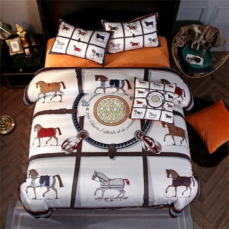 Luxury European War Horse Printing Winter Thick Fleece Fabric Court Bedding set Flannel Velvet Duvet cover Bed sheet Pillowcases 201021