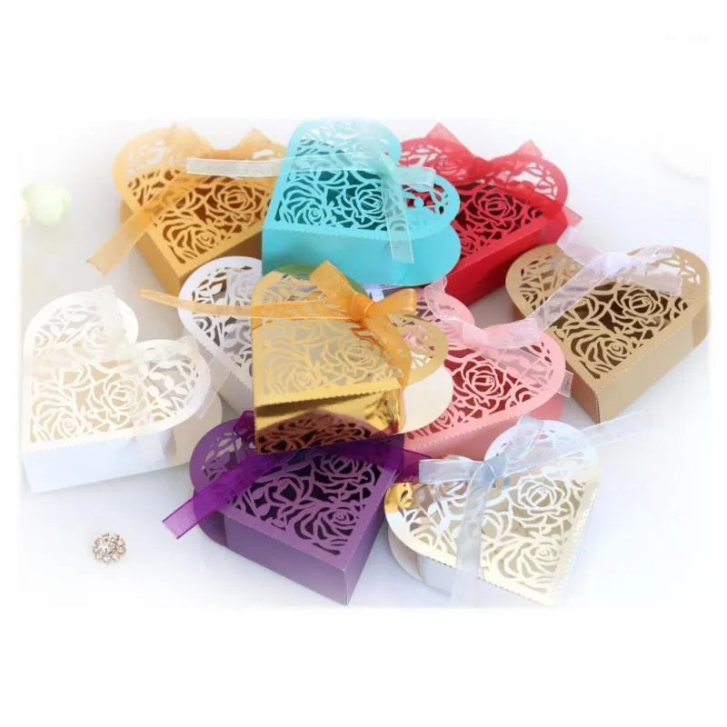 Enrolamento de presente 50pcs Hollow Heart Shape Candy Box Solter com proa de fita para festas de casamento embalagens de chocolate Decora L11