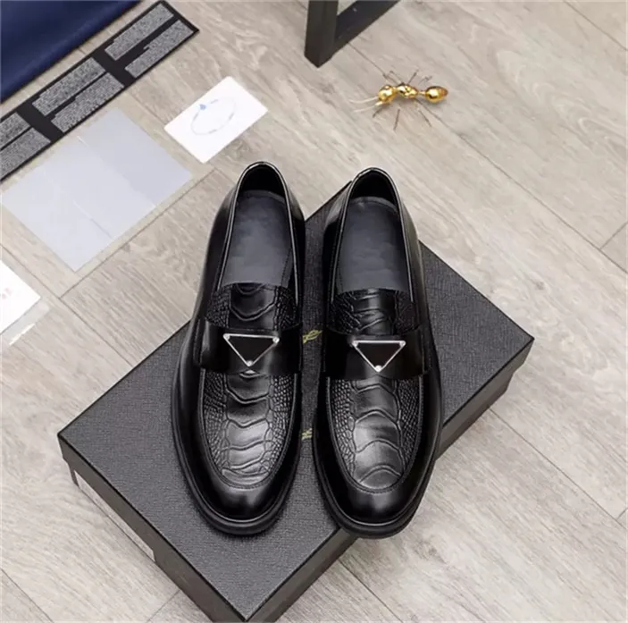 Män Triple Black Brushed Leather Loafers Klänning Skor Röd Bottom Oxfords Brudgum Båt Sneakers Mens Business Wedding Party Casual Flat Soles Sneaker EU40-44