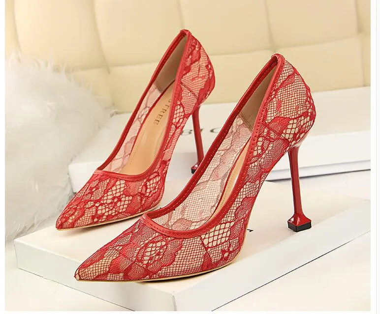 2021 Hot Selling Girls Sexig Tunn Heel Dress Shoes Office Lady Arbete Pekade Toe Högklackade Pumpar Kvinnor Sexig Lace Pump Röd Skostorlek 35-40