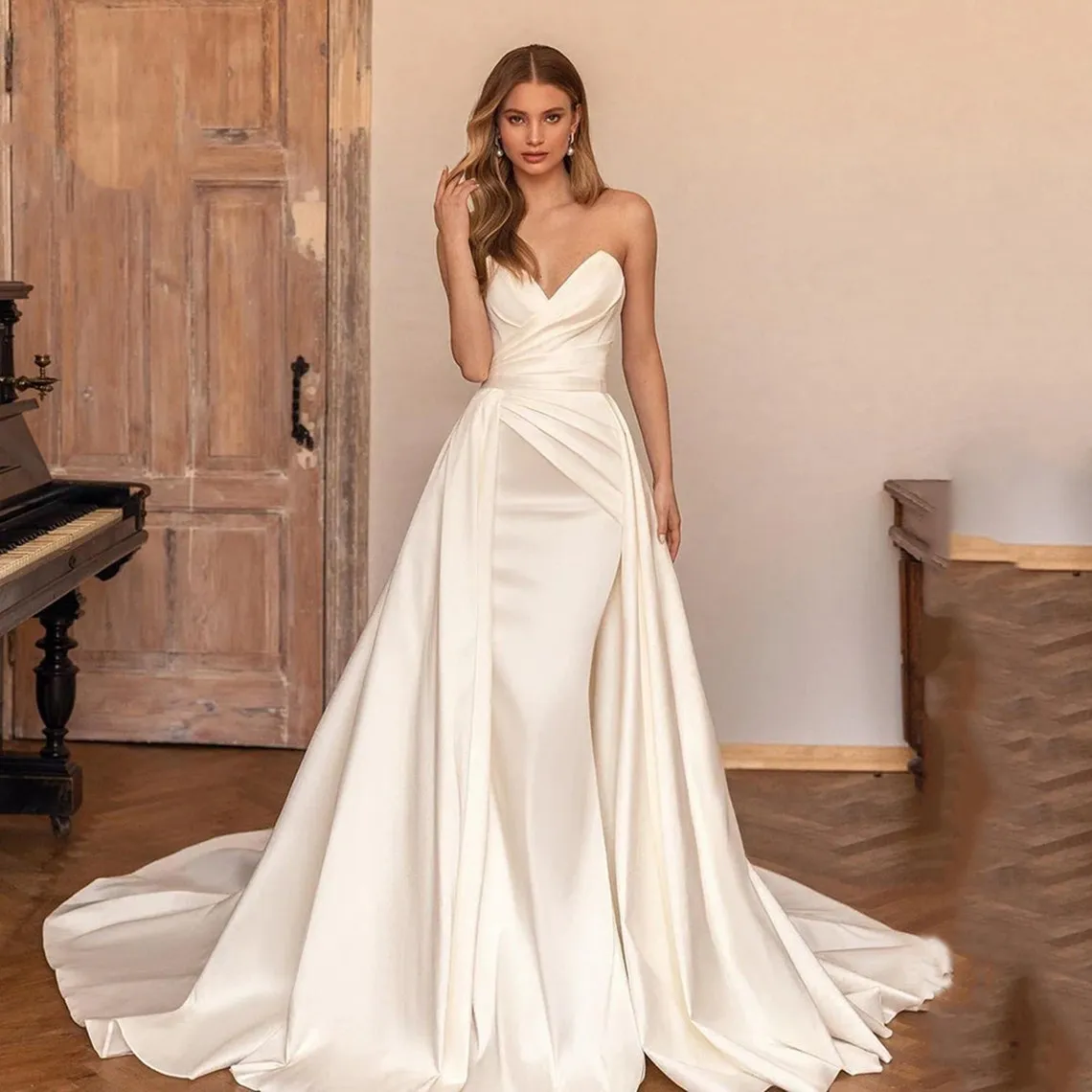 Elegante abito da sposa in raso a trapezio avorio con gonna staccabile Sweetheart senza spalline lungo treno Abiti da sposa senza maniche Abiti da sposa da giardino senza schienale 2022