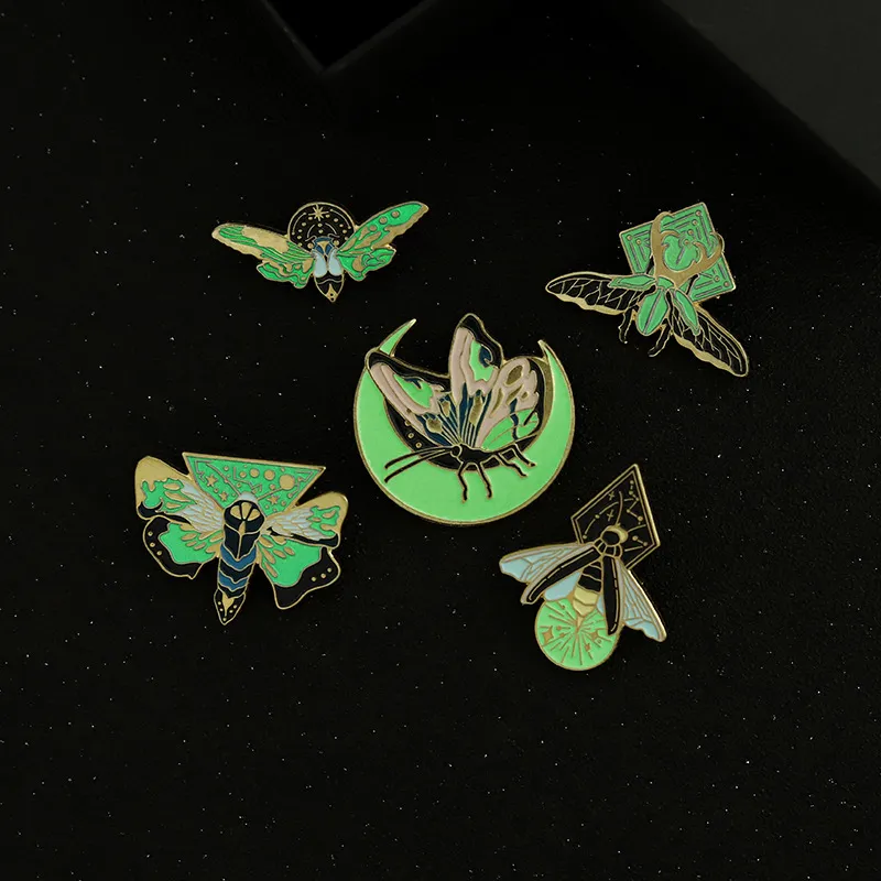 Cartoon Emaille Noctilucence Brosche Fluoreszierende Insekten Motte Firefly Pins Unisex Schmetterling Legierung Anti-licht Schnalle Abzeichen Ornamente A221C