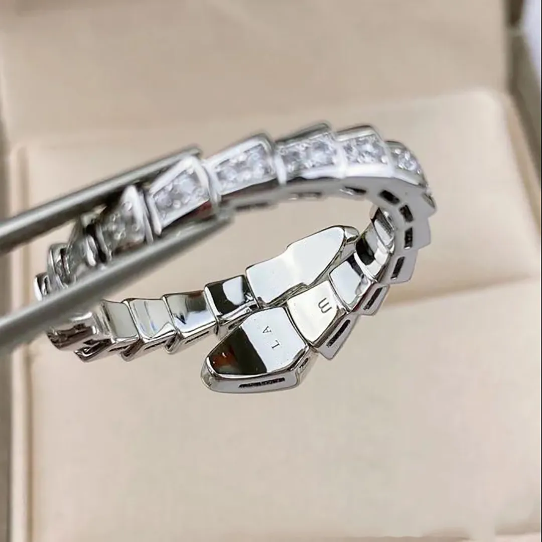 Desingers Ring M￤n och kvinnors bredd och smal version Luxurys ￶ppna ringar L￤tt att deformera Lady Silver Snake Plated Light Bone Full Diamond M￶nster Par Nice