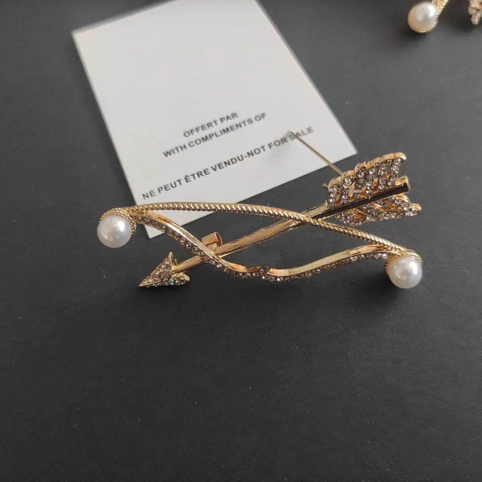 Nuovo arco e freccia C moda strass perla simbolo classico collezione spilla accessori stampati