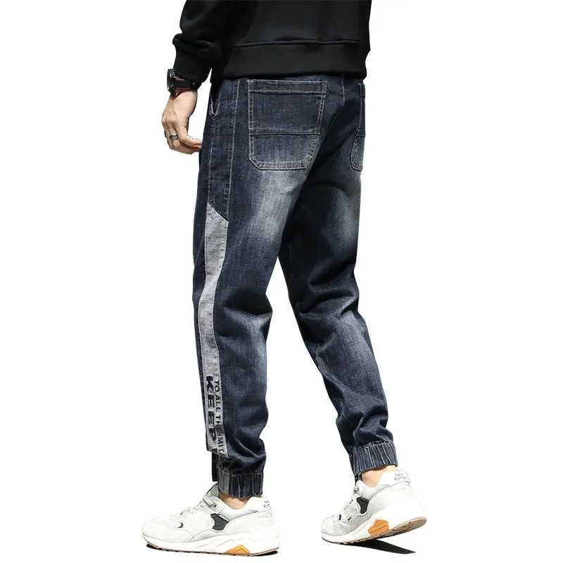 Mäns jeans avslappnade avsmalnande män mode Löst elastisk midja dragskonning Sidan lappade bokstäver Design Dark Blue Casual Pants Plu229x