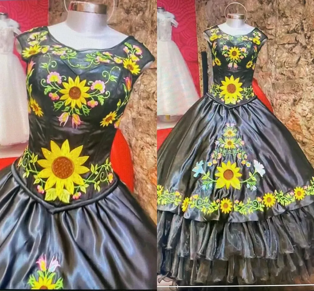 2022 Mexikansk Charro Quinceanera Klänningar Broderad Solros Satin Organza Ruffle Classi Båt Neck Heer Cap Kortärmad Söt 16 Klänning Formell