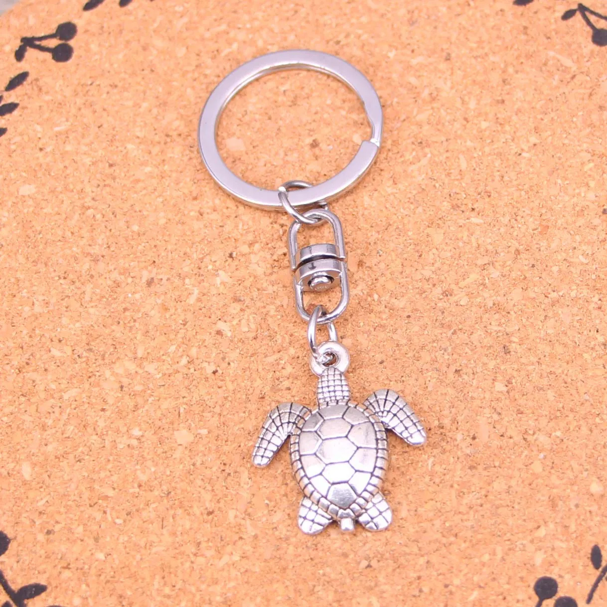 Mode sleutelhanger 26*23 mm tortoise schildpad zeependanten diy sieraden auto sleutelhanger ringhouder souvenir voor cadeau