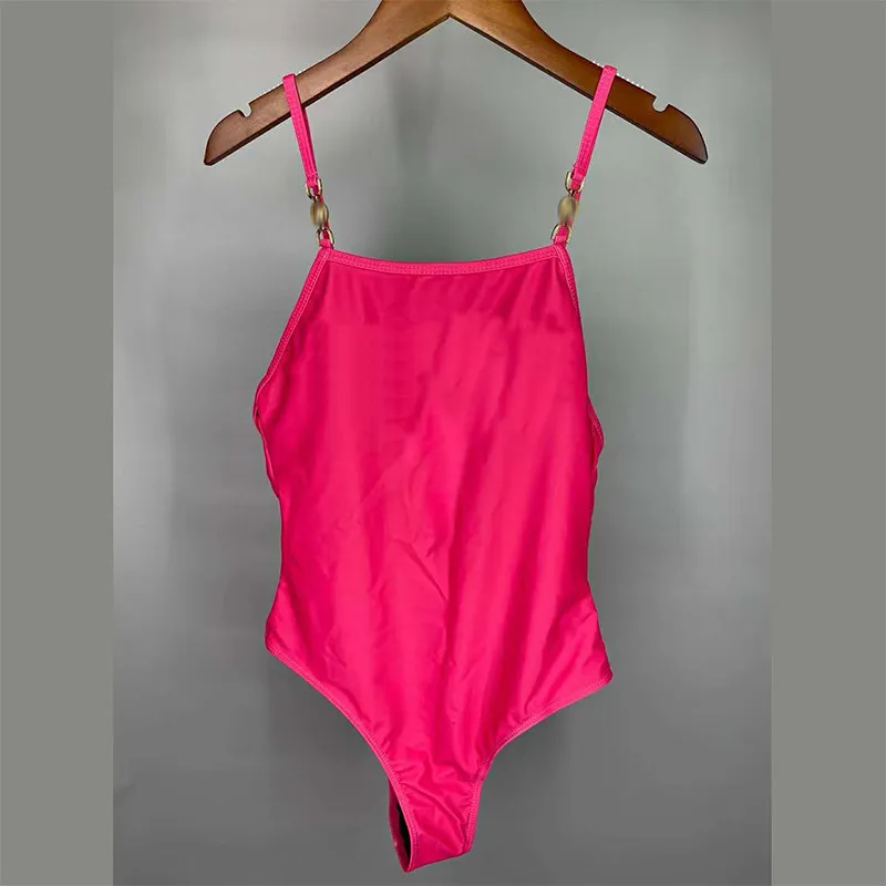 セクシーなワンピースビキニの女性デザイナー水着の柔らかい弾圧のない背中のない水着高品質のスリングメタルビキニ