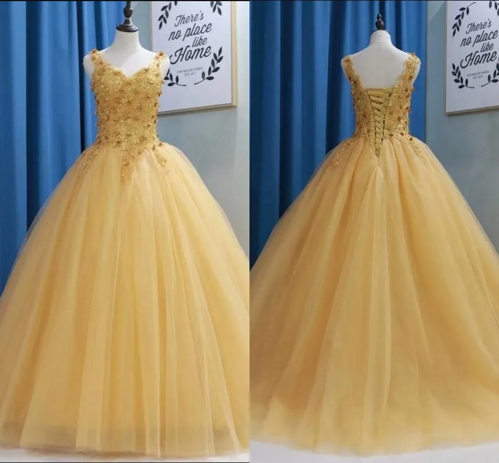 Abiti da ballo in tulle di pizzo dorato Abito da ballo con scollo a V Fiori fatti a mano Abito formale in cristallo Abiti da donna Abiti da Quinceanera Lungo economici Taglie forti