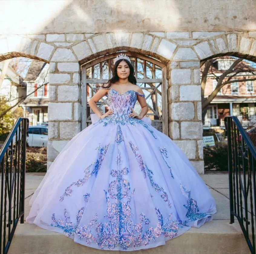 ラベンダーQuinceanera Dress 2021肩のアップリケスパンコールの弓の吹き飛ばされた甘い16ボールガウンvestidos de 15Años