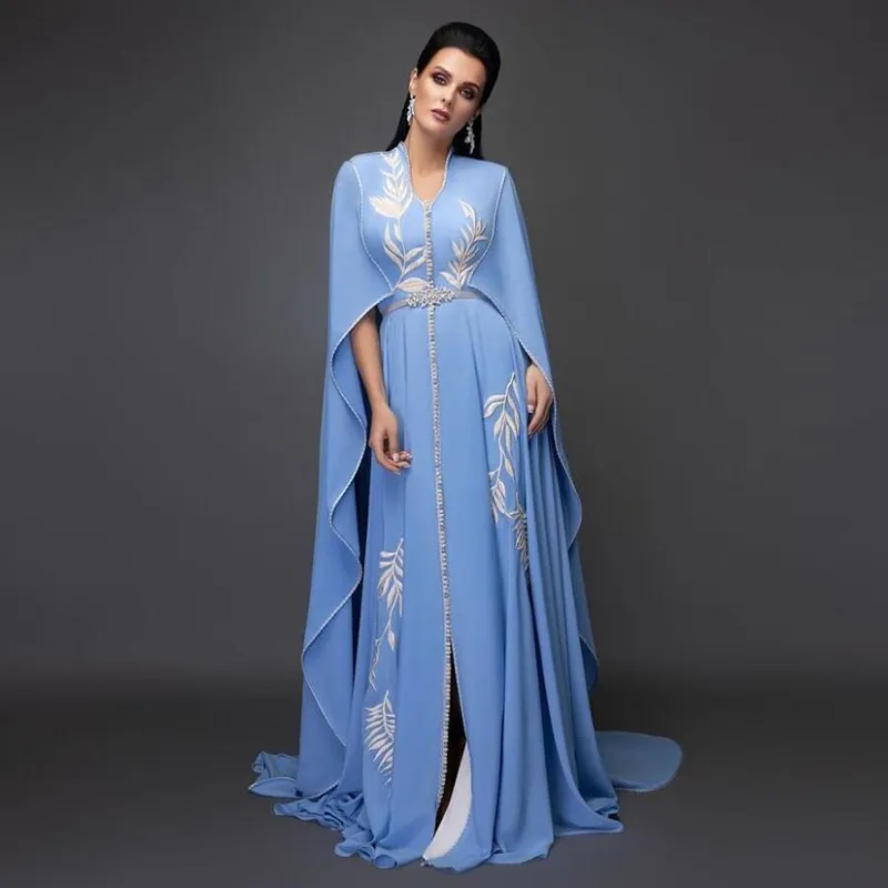 Elegancki Marokański Kaftan Sky Niebieskie Suknie Wieczorowe Z Cape V-Neck White Haft Aplikacje Arabskie Dubai Kobiety Szyfonowe Caftan Prom Suknie Długa Formalna Dress