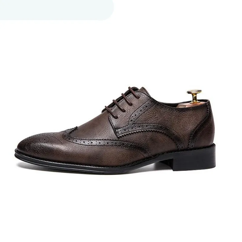 2020 nieuwe mannen jurk schoenen bruiloft lederen puntige teen schoenen volwassen retro brogue business office flats heren oxfords