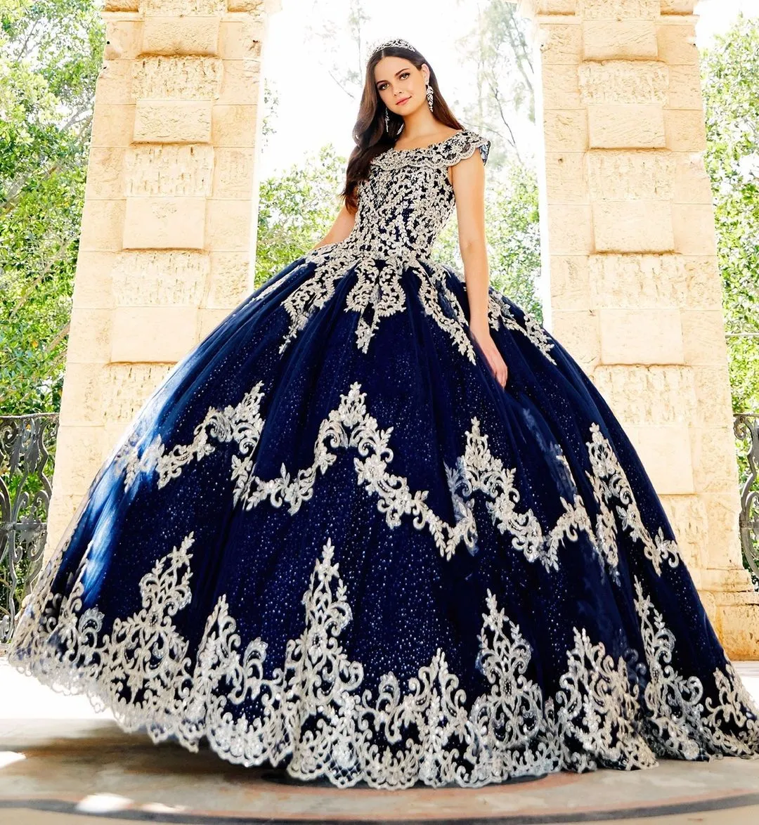 Granatowa Blue Beaded Ball Suknia Quinceanera Suknie Cekinowe Bateau Neck Koronki Appliqued Prom Suknie Sweep Train Tulle Sweet 15 Dress