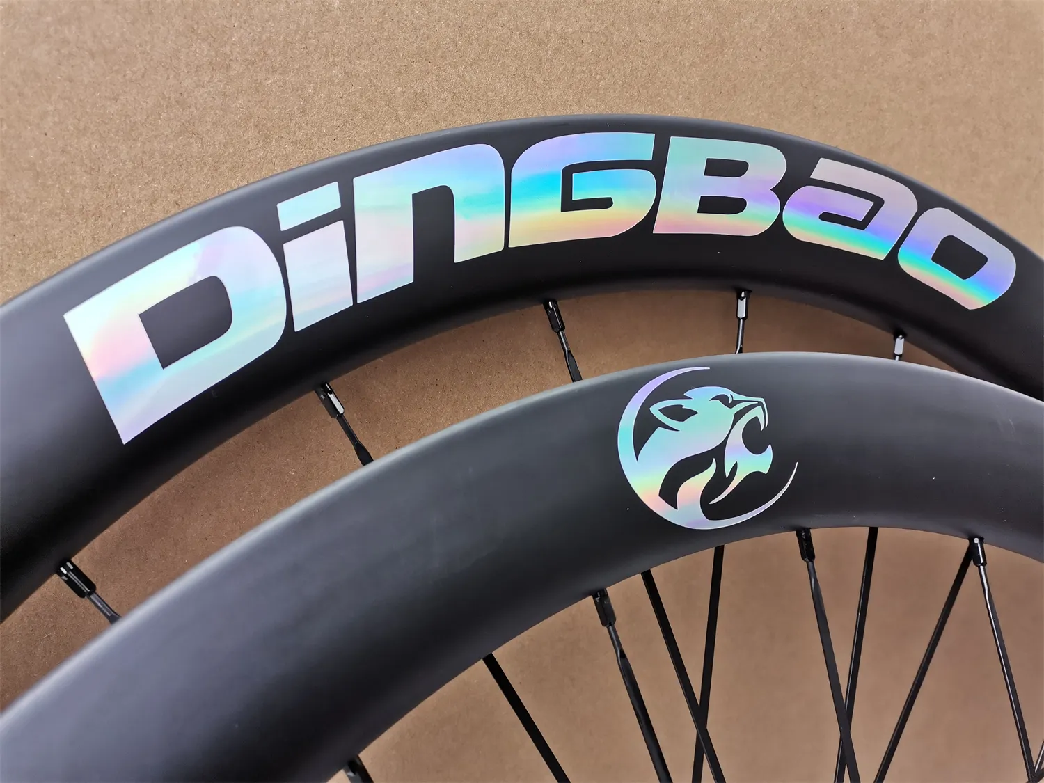 2022 nouvelles roues en carbone frein à disque jantes tubeless 24/24 trous OEM DiNGBAO logo 700C vélo de route roues en carbone avec moyeux DT 240