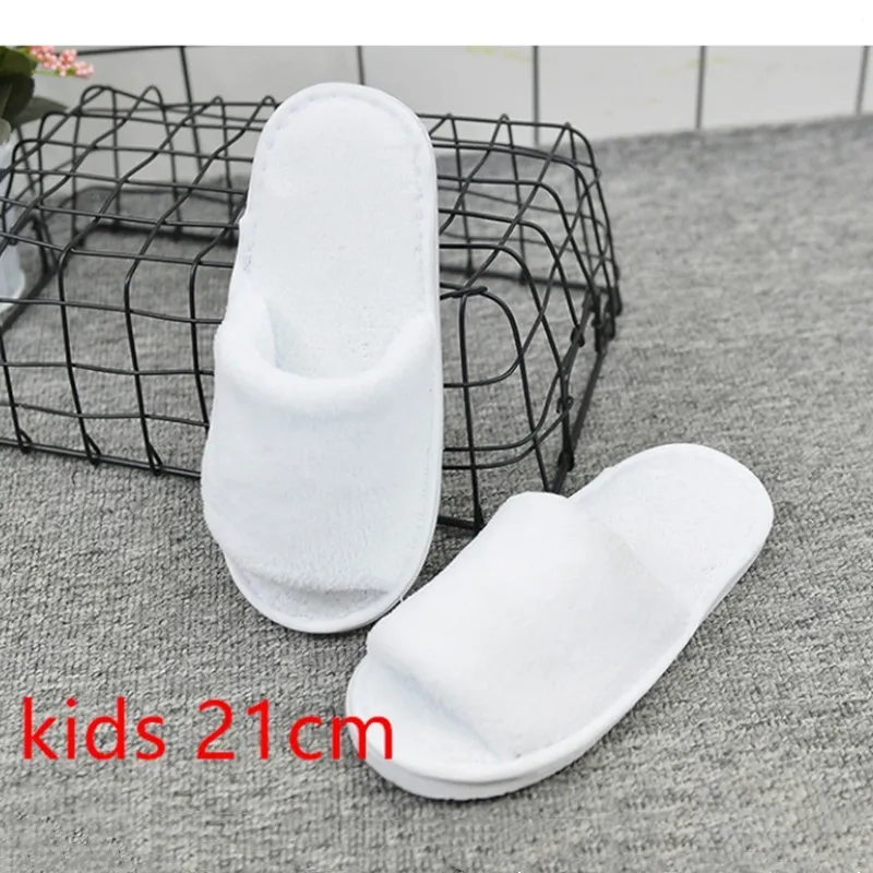 Lot de 5 paires de pantoufles jetables pour enfants, emballées individuellement, chaussons en flanelle doux et confortables pour hôtel, maison, spa, invités, voyage, avion Lot de 5 paires de pantoufles jetables pour enfants, emballées individuellement, chaussons en flanelle doux et confortables pour hôtel, maison, spa, invités, voyage, avion