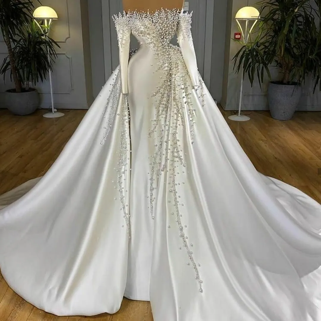 Elegante schwere Perlen Brautkleider Satin Overkirt von der Schulter Perlen Bridal Kleider kundenspezifische Luxus-Roben de Mariée