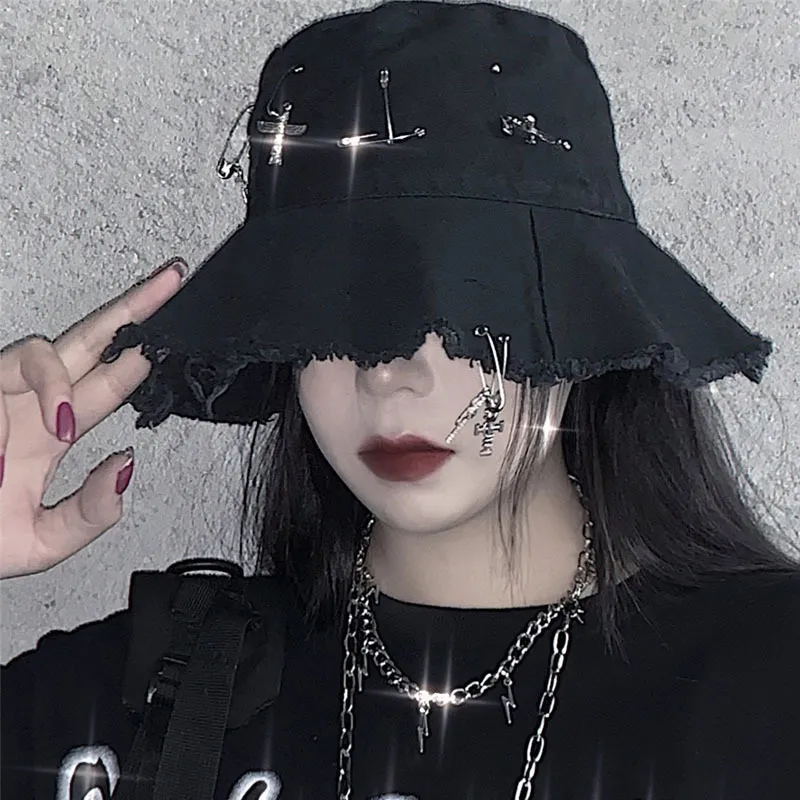 Goth Girl Harajuku Hat Kobieta Ins Trendy High Street Hip Hop Pin Pierścienie Dark Cross Bucket Caps Lato Grunge Brim Hat Women Black 201009