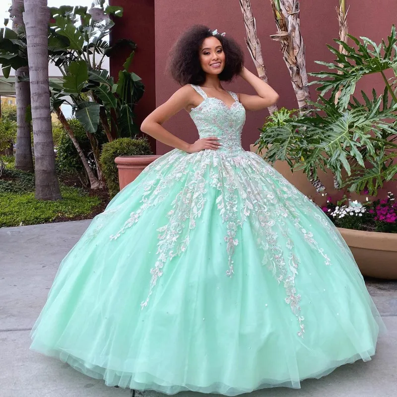 Hot Lace Applqiue Mint Green Quinceanera Klänningar Crost Back Sweet 16 Prom Lacks Vestidos de 15 años XV Dress