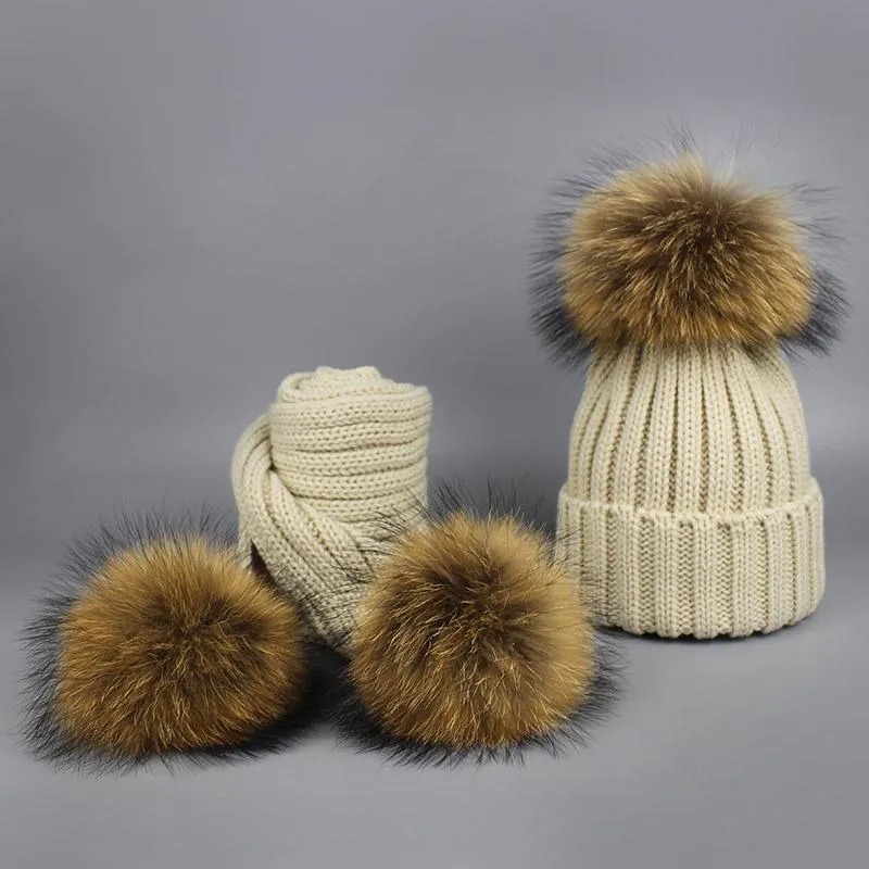 Nya 2 stycken Set Children Winter Hat Scarf For Girls Hat Real Raccoon Fur Pom Pom Beanies Woman Cap Sticked Winter Whole12805