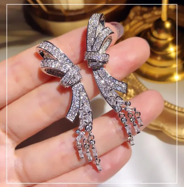 Luxury Shining Bow Love Bowknot Designer Orecchini Stud Long Nappa Orecchini pendenti con cristallo CZ Shining Bling Diamond Stone per le donne Gioielli da sposa