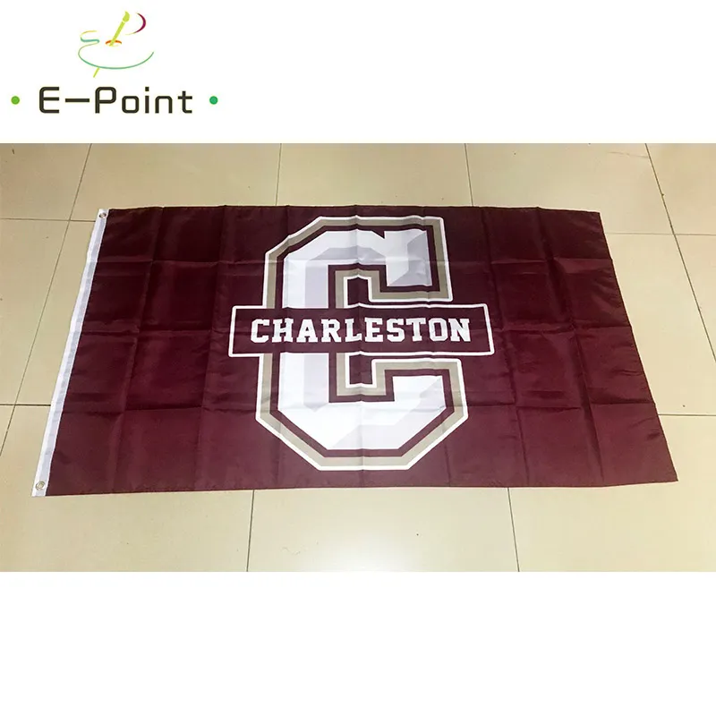 علم NCAA College of Charleston Cougars Flag 3 * 5ft (90cm * 150cm) البوليستر العلم راية الديكور تحلق المنزل حديقة العلم هدايا احتفالية