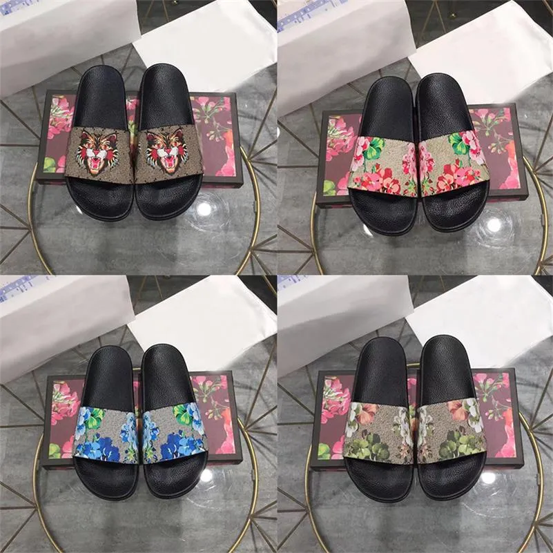 Designer Tofflor Gummi Slides Män Kvinnor Sandal Platt Blommar Jordgubb Tiger Bin Grön Röd Vita Skor Strand Utomhus Blomma Flip Flops