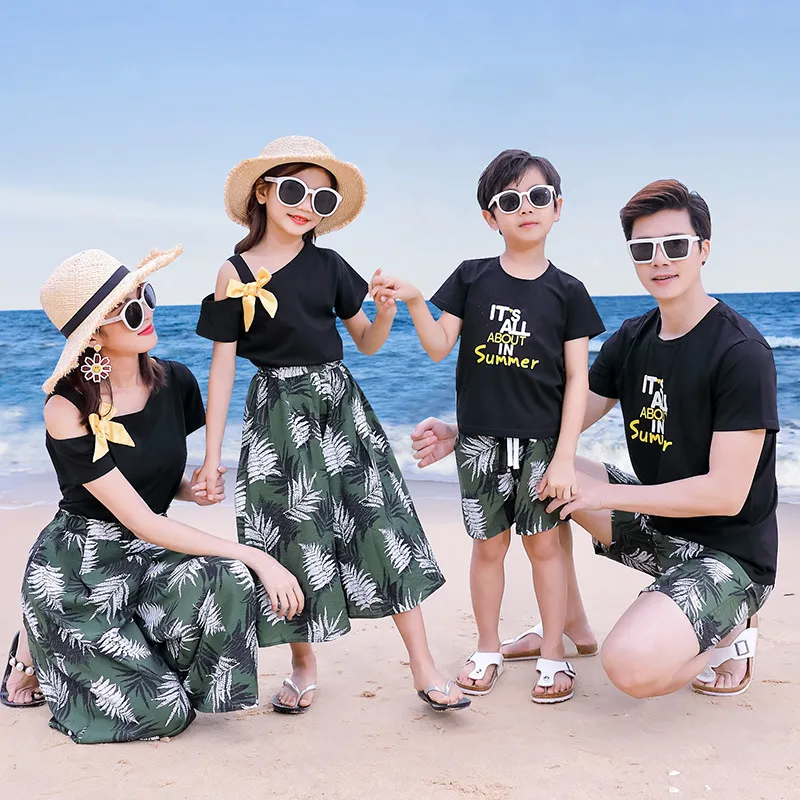 Matching Family Outfits Summer Mum Daughter Dad Son Cotton T-shirt +Pants Holiday Seaside Beach Couples Matching Clothing LJ201111