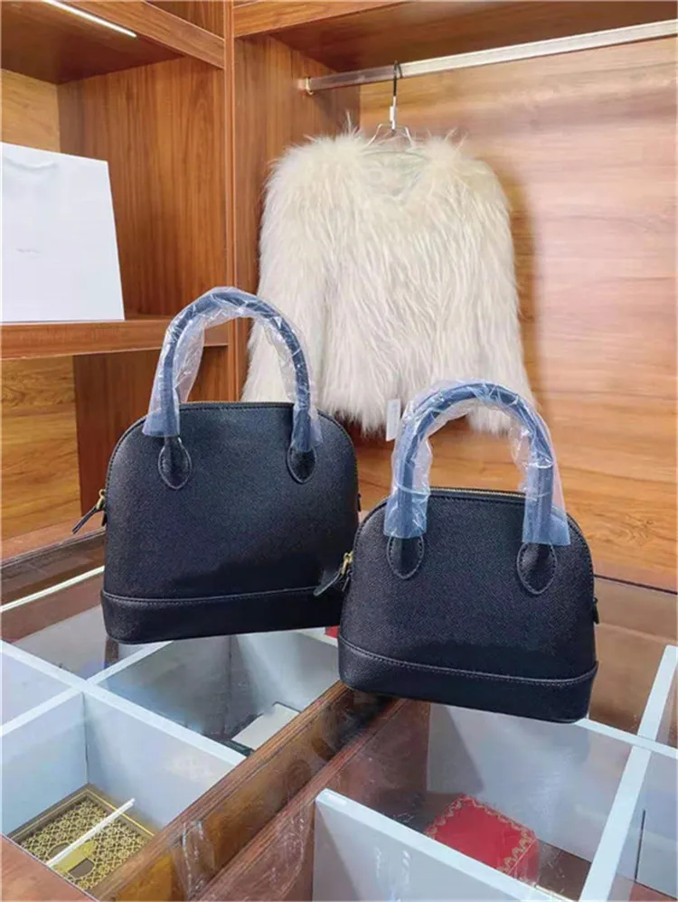 Ladies luxury brand handbag 2021 high-end fashion bags Seven colors to choose from, a versatile bag Size: Medium 20cm Small 15cm Handbags with good materials and feel