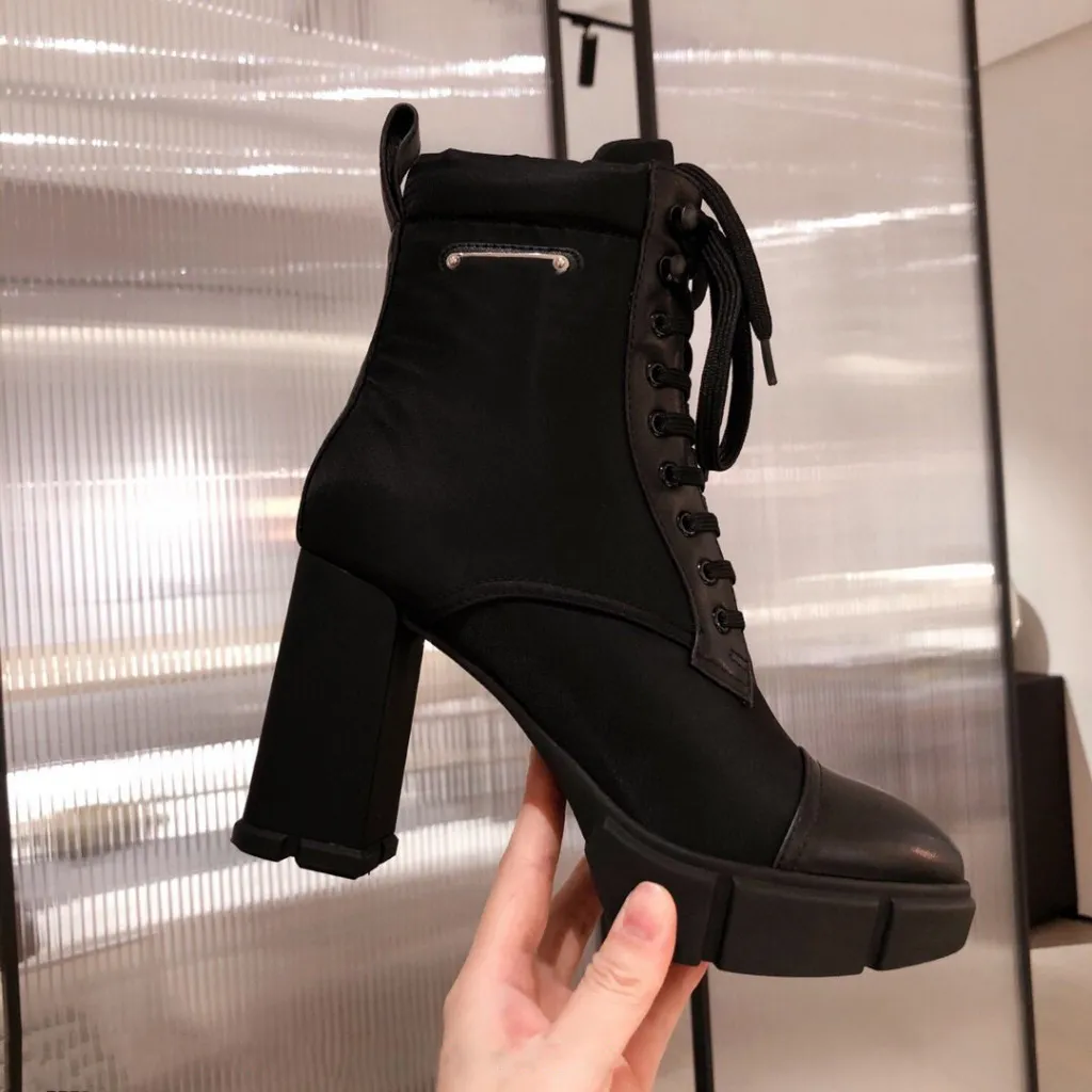 2023 Luxury Designer Woman Fashion Boots Leather and Nylon Fabric Booties Women Ankle Biker Australia Platform Heels Winter Sneakers för