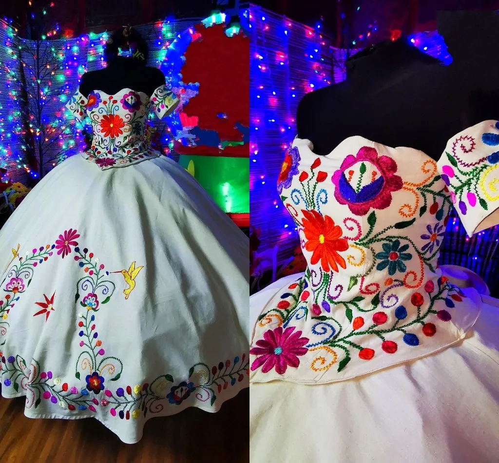 2022 흰색 꽃 조류 수 놓은 charro Quinceanera 드레스 공을 어깨에서 떨어져 가운 빈티지 새틴 멕시코 파티 드레스 여자
