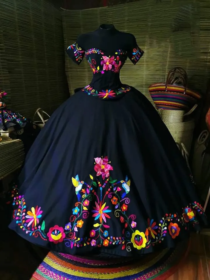Bordado multi-cor vintage fora dos ombros mangas curtas com curva de volta tradicional charro mexicano Quinceanera vestido de baile vestido de gala