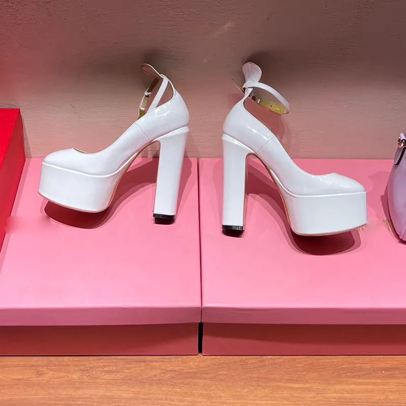Últimos sapatos de moda para mulheres de alta qualidade patente bombeia lady lady designer de dedos redondos plataforma de 15,5 cm de salto alto festas femininas fábrica feminina fábrica