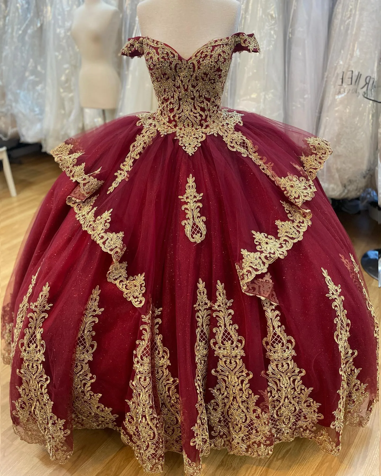 Bourgondië Gold Quinceanera Jurk 2022 Kant Applicaties Kristallen Tiered Glitter Tulle Ballgown Vestido de 15 Anos Off Shoulder Sweet 15 16 jurken Quince Lace-up