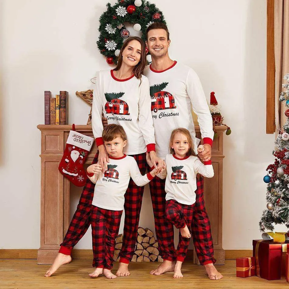 2020 neue Weihnachten Familie Pyjamas Set Erwachsene Kinder Nachtwäsche 2 PCS Sets Tops + Plaid Hosen Weihnachten Familie Aussehen passende Outfits LJ201111