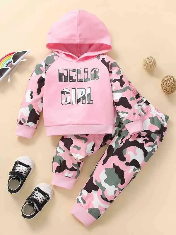 Baby-Kapuzenpullover mit Buchstaben-Grafik und Kontrast-Camouflage und Raglanärmeln SIE