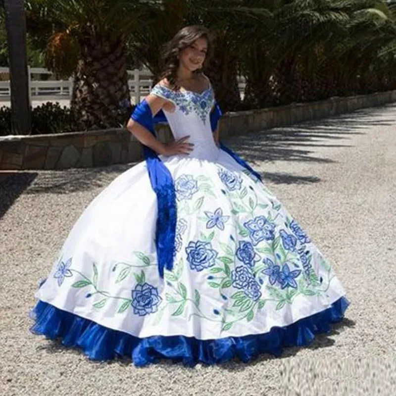 흰색과 파란색 자수 Quinceanera 드레스 어깨 롱 볼 가운 데뷔 드레스 Destido de 15 nos